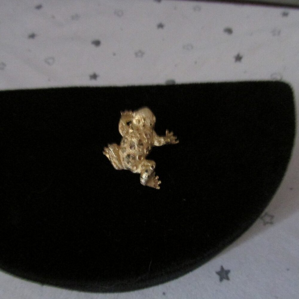 14kt (
yellow) gold Beverly Hills Frog pin/brooch